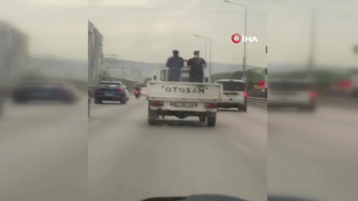 Bursa’da seyir halindeki kamyonda tehlikeli halay kamerada